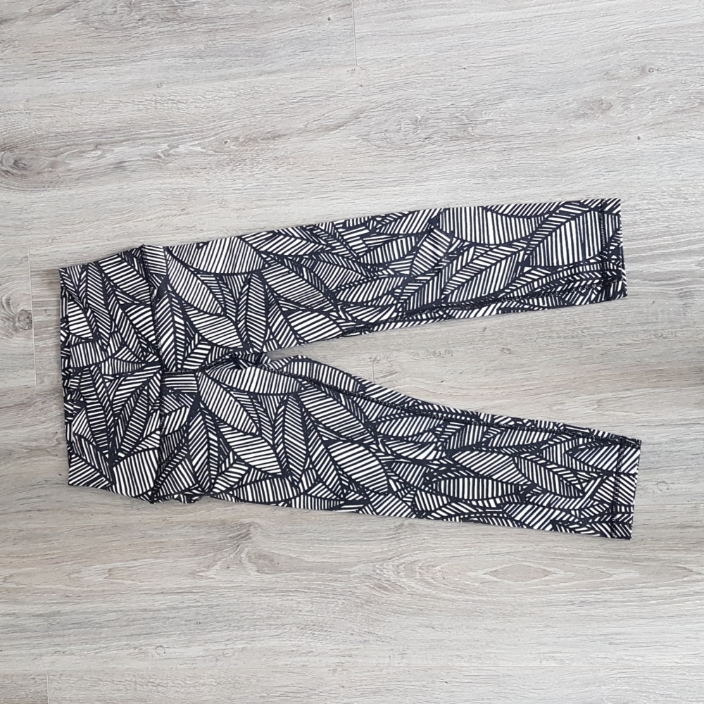 Lululemon Wunder Under Crop - Picture 2 of 5